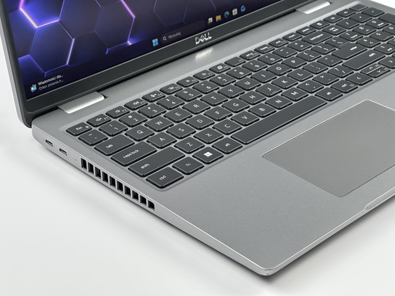 Dell Precision 3580 z i7-1370P i RTX A500. Dotykowy ekran 15,6” oraz klawiatura US z pełnym wsparciem polskich znaków zapewniają komfort pracy.