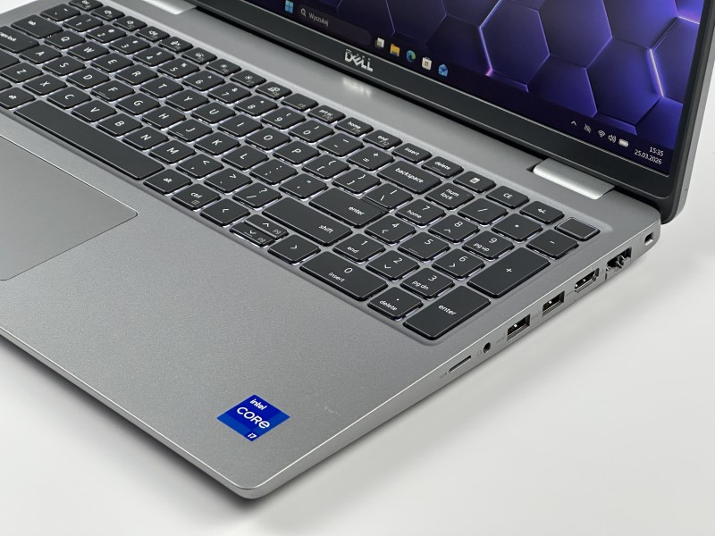 Dell Precision 3580 z i7-1370P i RTX A500. Dotykowy ekran 15,6” oraz klawiatura US z pełnym wsparciem polskich znaków zapewniają komfort pracy.