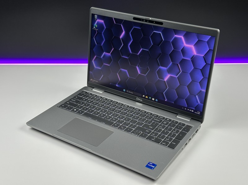 Dell Precision 3580 z i7-1370P i RTX A500. Dotykowy ekran 15,6” oraz klawiatura US z pełnym wsparciem polskich znaków zapewniają komfort pracy.