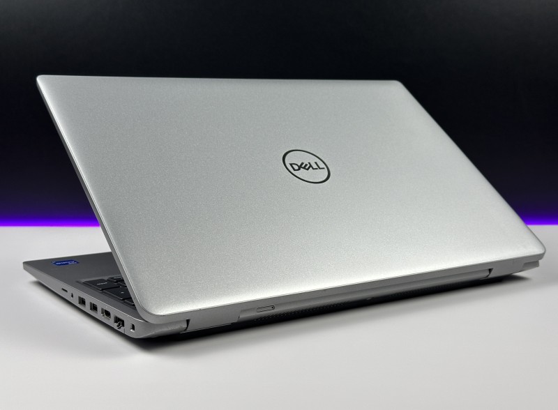 Dell Precision 3580 z i7-1370P i RTX A500. Dotykowy ekran 15,6” oraz klawiatura US z pełnym wsparciem polskich znaków zapewniają komfort pracy.
