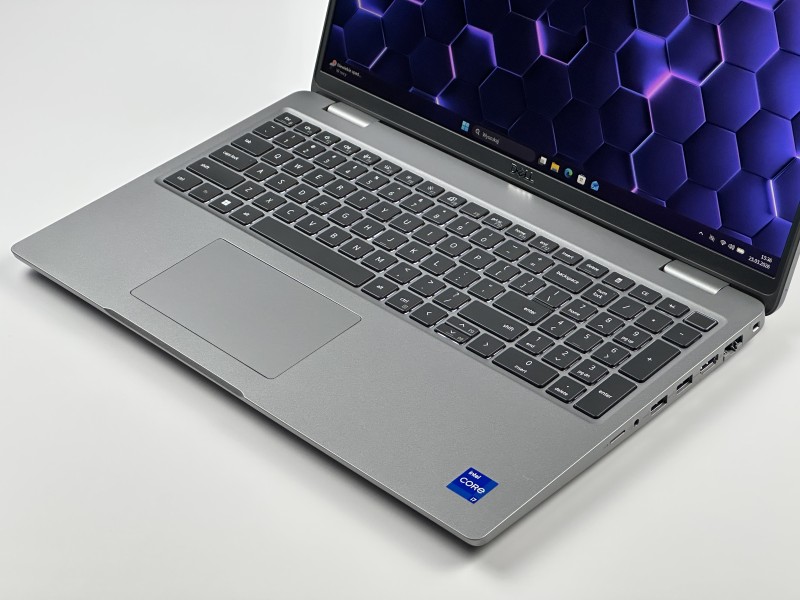 Dell Precision 3580 z i7-1370P i RTX A500. Dotykowy ekran 15,6” oraz klawiatura US z pełnym wsparciem polskich znaków zapewniają komfort pracy.