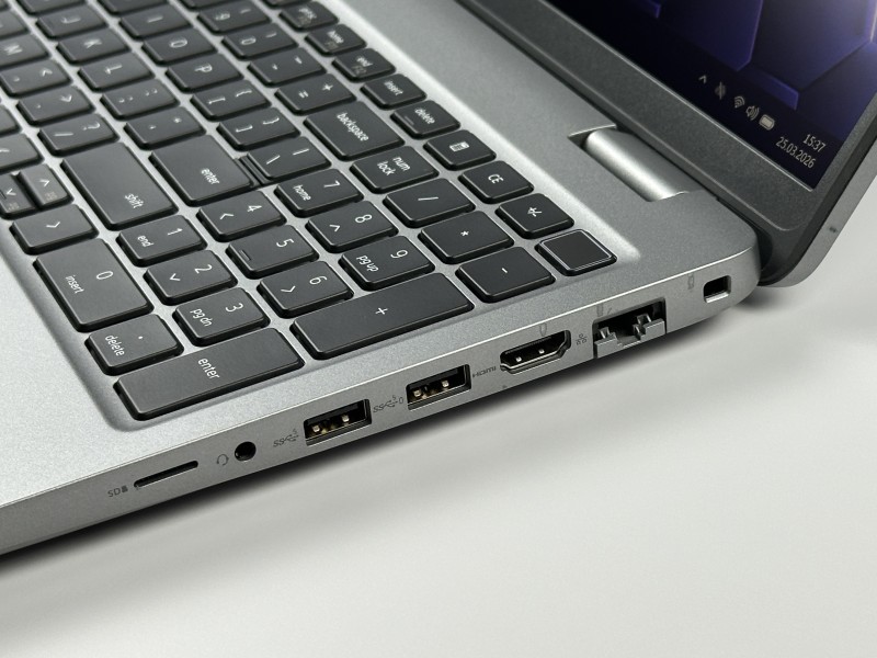 Dell Precision 3580 z i7-1370P i RTX A500. Dotykowy ekran 15,6” oraz klawiatura US z pełnym wsparciem polskich znaków zapewniają komfort pracy.