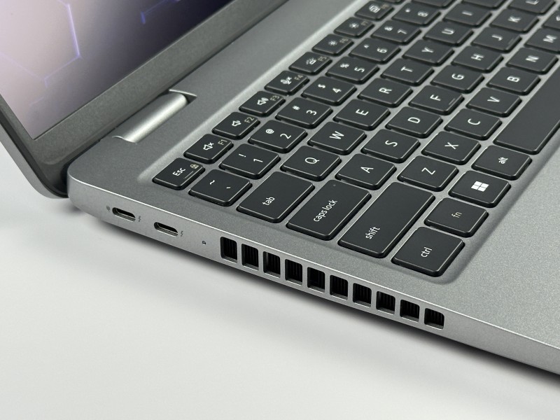 Dell Precision 3580 z i7-1370P i RTX A500. Dotykowy ekran 15,6” oraz klawiatura US z pełnym wsparciem polskich znaków zapewniają komfort pracy.
