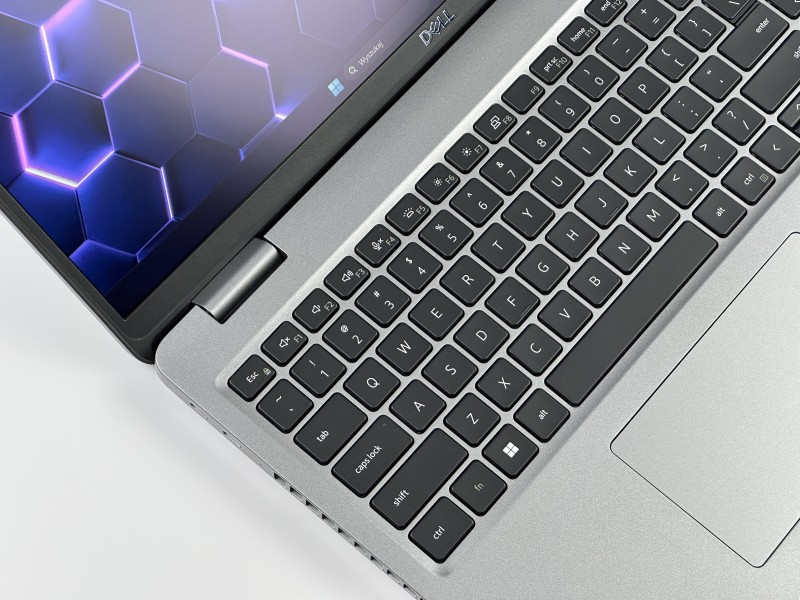 Dell Precision 3580 z i7-1370P i RTX A500. Dotykowy ekran 15,6” oraz klawiatura US z pełnym wsparciem polskich znaków zapewniają komfort pracy.