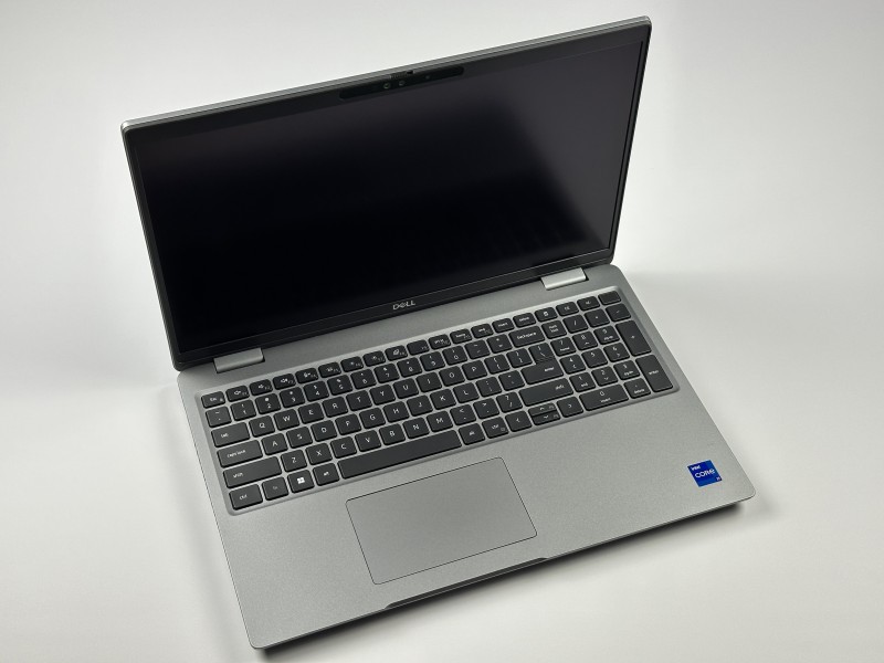 Dell Precision 3580 z i7-1370P i RTX A500. Dotykowy ekran 15,6” oraz klawiatura US z pełnym wsparciem polskich znaków zapewniają komfort pracy.