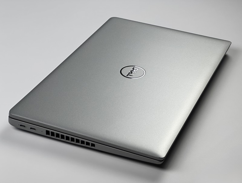 Dell Precision 3580 z i7-1370P i RTX A500. Dotykowy ekran 15,6” oraz klawiatura US z pełnym wsparciem polskich znaków zapewniają komfort pracy.