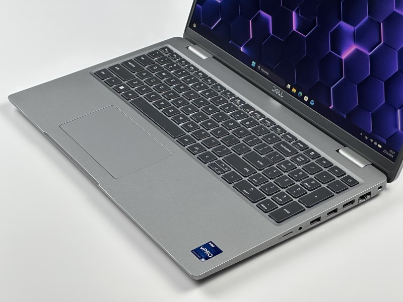 Dell Precision 3580 i5-1335U, matryca 15,6" FHD – wydajny laptop biznesowy do pracy biurowej i projektowej z klawiaturą US.