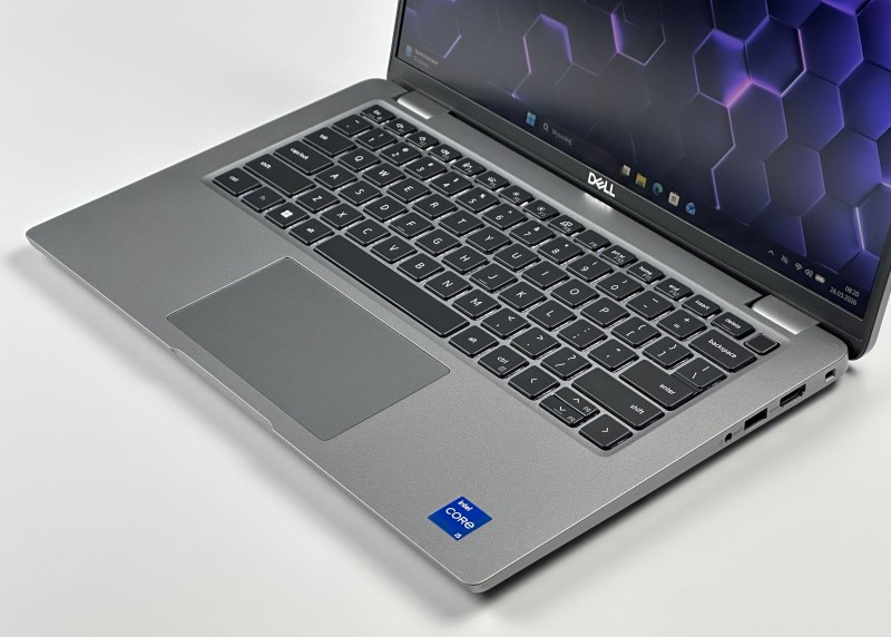 Dell Latitude 5440 i5-1350P, klawiatura US – nowoczesny laptop biznesowy do pracy zdalnej, biura i multitaskingu. Szybki, energooszczędny i solidny.