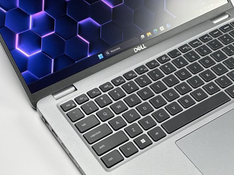 Dell Latitude 5440 i5-1350P, klawiatura US – nowoczesny laptop biznesowy do pracy zdalnej, biura i multitaskingu. Szybki, energooszczędny i solidny.