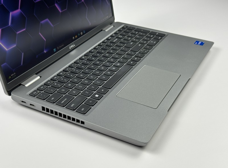 Dell Latitude 5531 i5-12500H, 15,6" FHD – wydajny laptop biznesowy do pracy biurowej i mobilnej z klawiaturą US i polskimi znakami.