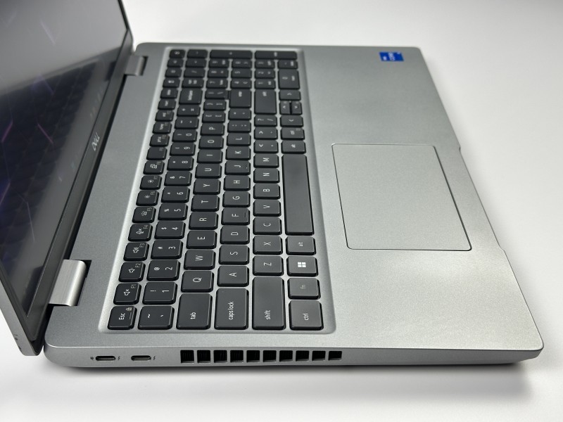 Dell Latitude 5531 i5-12500H, 15,6" FHD – wydajny laptop biznesowy do pracy biurowej i mobilnej z klawiaturą US i polskimi znakami.
