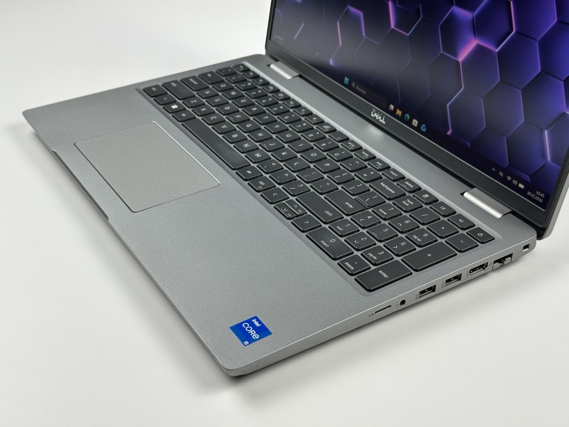 Dell Latitude 5531 i5-12500H, 15,6" FHD – wydajny laptop biznesowy do pracy biurowej i mobilnej z klawiaturą US i polskimi znakami.