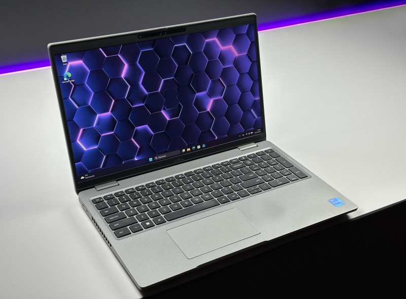 Dell Latitude 5531 i5-12500H, 15,6" FHD – wydajny laptop biznesowy do pracy biurowej i mobilnej z klawiaturą US i polskimi znakami.