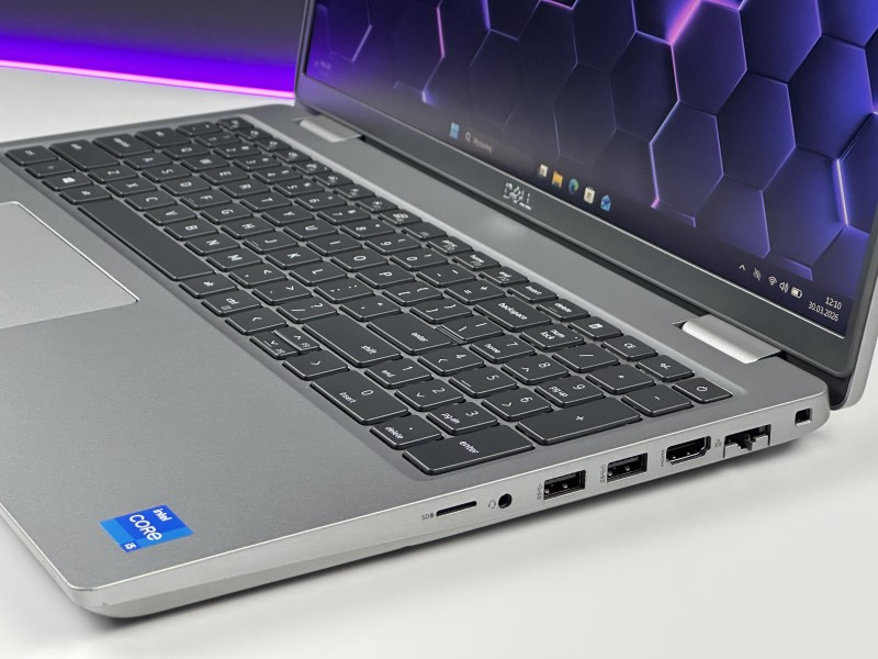 Dell Precision 3561 i5-11400H, T600 (4GB), dotykowa matryca 15,6" FHD – mobilna stacja robocza do CAD i projektowania z klawiaturą US.