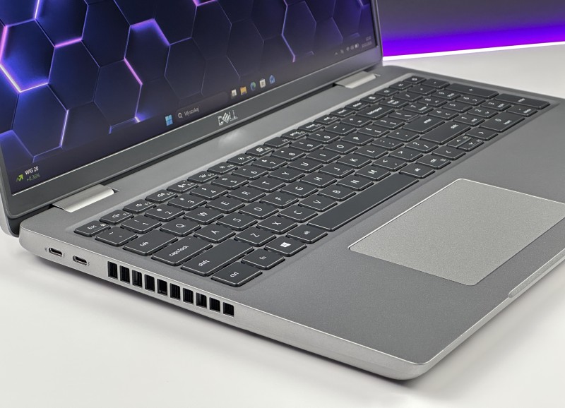 Dell Precision 3561 i5-11400H, T600 (4GB), dotykowa matryca 15,6" FHD – mobilna stacja robocza do CAD i projektowania z klawiaturą US.