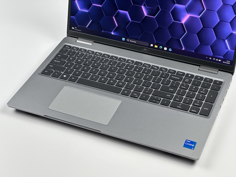 Dell Precision 3561 i5-11400H, T600 (4GB), dotykowa matryca 15,6" FHD – mobilna stacja robocza do CAD i projektowania z klawiaturą US.