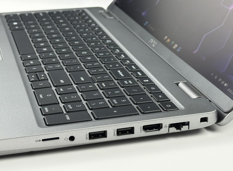 Dell Precision 3561 i5-11400H, T600 (4GB), dotykowa matryca 15,6" FHD – mobilna stacja robocza do CAD i projektowania z klawiaturą US.