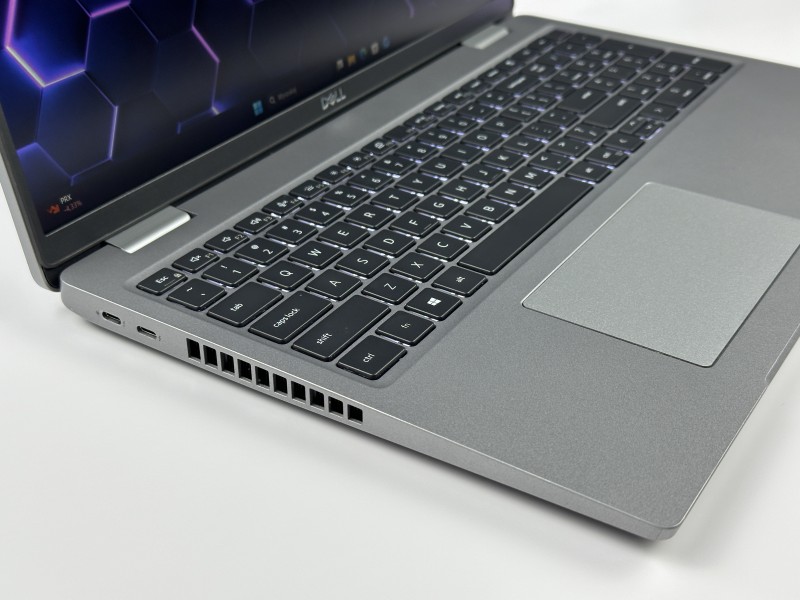 Dell Precision 3560 i7-1185G7, T500 (2GB), ekran 15,6" FHD – mobilna stacja robocza do CAD, projektowania i pracy technicznej z klawiaturą US.