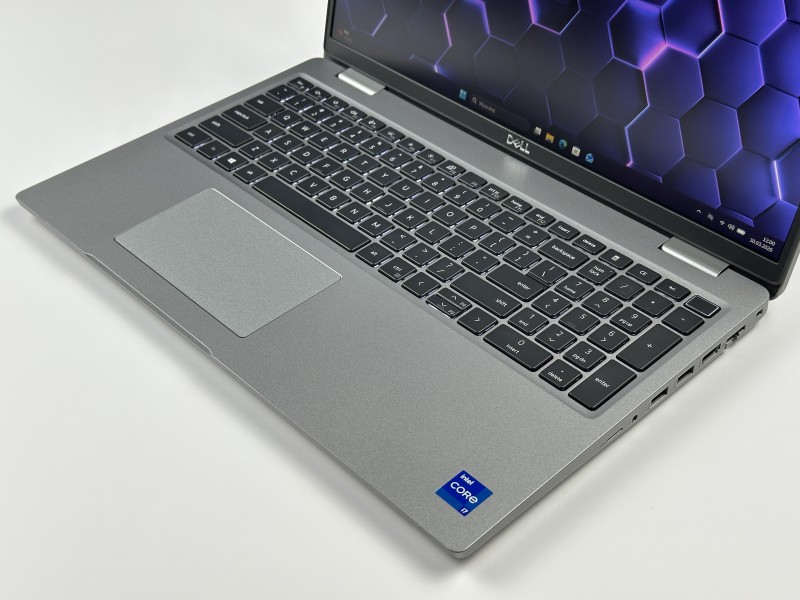 Dell Precision 3560 i7-1185G7, T500 (2GB), ekran 15,6" FHD – mobilna stacja robocza do CAD, projektowania i pracy technicznej z klawiaturą US.