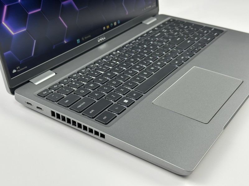 Dell Precision 3571 i5-12600H, T600 (4GB), ekran 15,6" FHD – mobilna stacja robocza do CAD, projektowania i pracy technicznej z klawiaturą US.