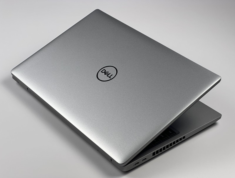 Dell Precision 3571 i5-12600H, T600 (4GB), ekran 15,6" FHD – mobilna stacja robocza do CAD, projektowania i pracy technicznej z klawiaturą US.