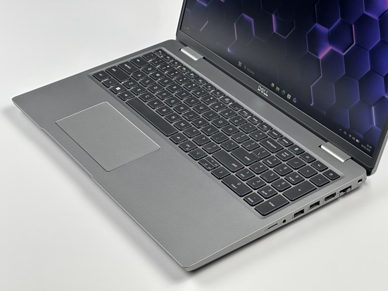 Dell Precision 3571 i5-12600H, T600 (4GB), ekran 15,6" FHD – mobilna stacja robocza do CAD, projektowania i pracy technicznej z klawiaturą US.