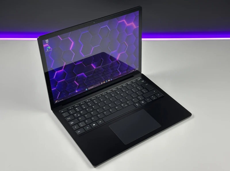 Microsoft Surface Laptop 4 i5-1145G7, 8GB ram / 256GB ssd, 13,5" PixelSense dotykowy – elegancki laptop biznesowy do pracy mobilnej i codziennej.