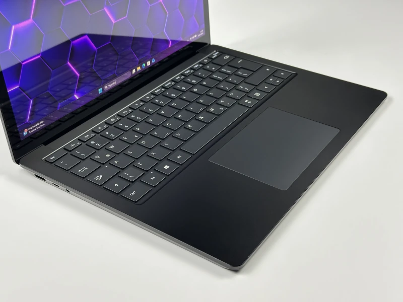 Microsoft Surface Laptop 4 i5-1145G7, 8GB ram / 256GB ssd, 13,5" PixelSense dotykowy – elegancki laptop biznesowy do pracy mobilnej i codziennej.