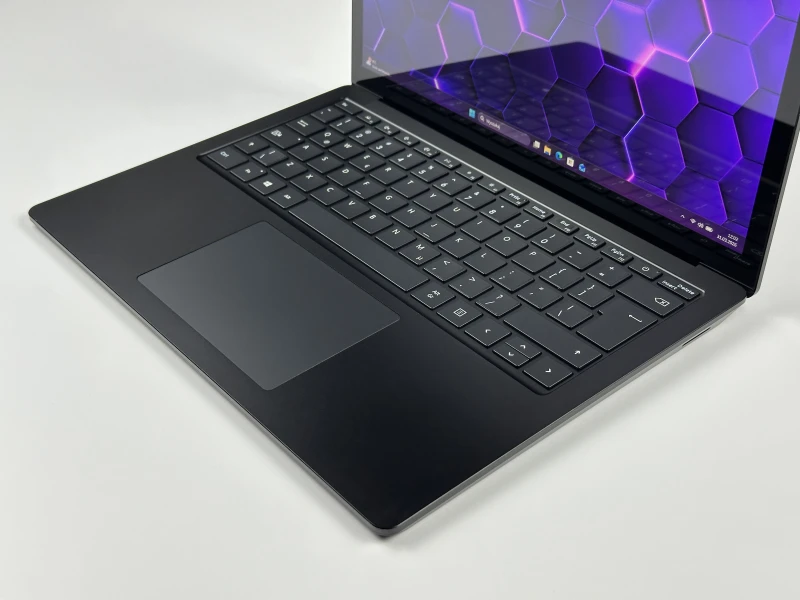 Microsoft Surface Laptop 4 i5-1145G7, 8GB ram / 256GB ssd, 13,5" PixelSense dotykowy – elegancki laptop biznesowy do pracy mobilnej i codziennej.