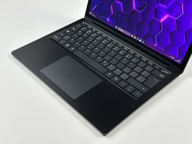 Microsoft Surface Laptop 4 i5-1145G7, 8GB ram / 256GB ssd, 13,5" PixelSense dotykowy – elegancki laptop biznesowy do pracy mobilnej i codziennej.