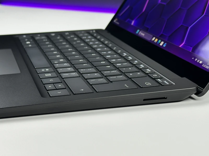 Microsoft Surface Laptop 4 i5-1145G7, 8GB ram / 256GB ssd, 13,5" PixelSense dotykowy – elegancki laptop biznesowy do pracy mobilnej i codziennej.