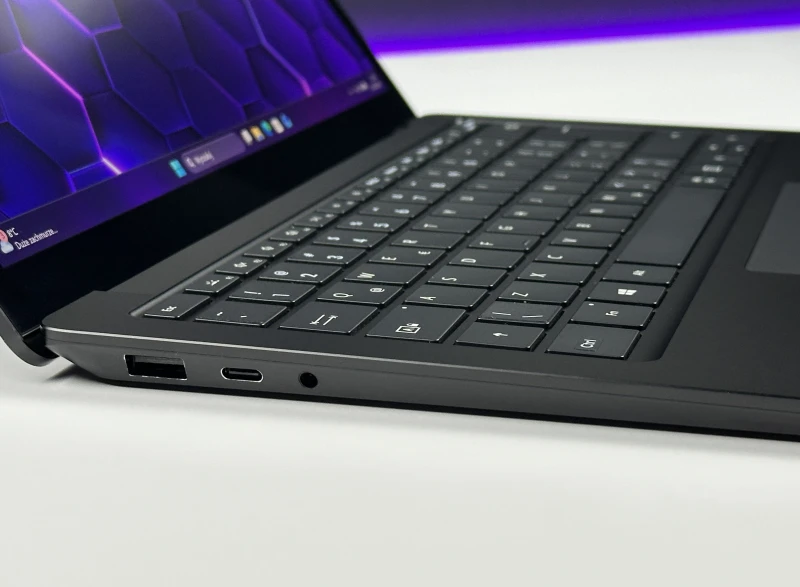 Microsoft Surface Laptop 4 i5-1145G7, 8GB ram / 256GB ssd, 13,5" PixelSense dotykowy – elegancki laptop biznesowy do pracy mobilnej i codziennej.