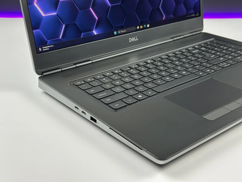 Dell Precision 7750 Xeon W-10855M, 17,3" FHD – mobilna stacja robocza do projektowania, CAD i pracy technicznej z klawiaturą US.