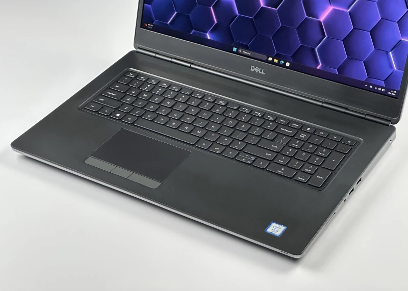 Dell Precision 7750 Xeon W-10855M, 17,3" FHD – mobilna stacja robocza do projektowania, CAD i pracy technicznej z klawiaturą US.