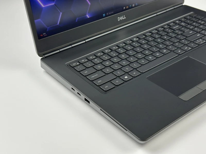 Dell Precision 7750 i7-10850H, Quadro T1000 4GB, 17,3" FHD – mobilna stacja robocza do CAD, grafiki i pracy technicznej z klawiaturą US.