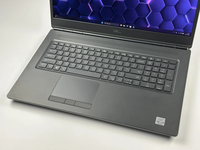 Dell Precision 7750 i7-10850H, Quadro T1000 4GB, 17,3" FHD – mobilna stacja robocza do CAD, grafiki i pracy technicznej z klawiaturą US.