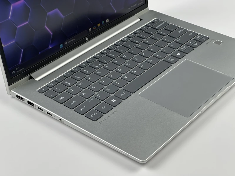 HP Elite mt645 G8 Ryzen 5 7535U, 14" FHD+ – wydajny laptop biznesowy do pracy mobilnej i biurowej z klawiaturą US.