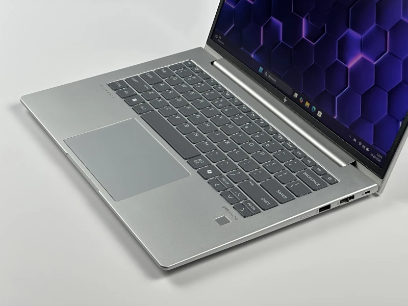 HP Elite mt645 G8 Ryzen 5 7535U, 14" FHD+ – wydajny laptop biznesowy do pracy mobilnej i biurowej z klawiaturą US.
