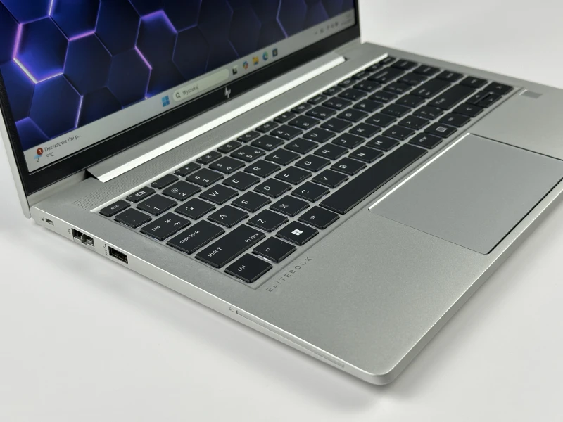 HP Elite mt645 G7 Ryzen 5 5625U, 14" FHD – biznesowy laptop do pracy mobilnej i biurowej z klawiaturą US i wysoką wydajnością.