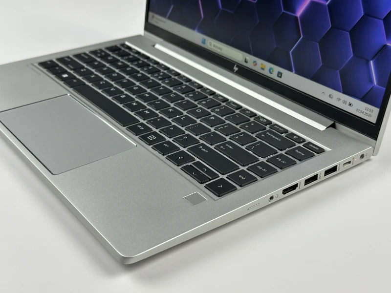 HP Elite mt645 G7 Ryzen 5 5625U, 14" FHD – biznesowy laptop do pracy mobilnej i biurowej z klawiaturą US i wysoką wydajnością.