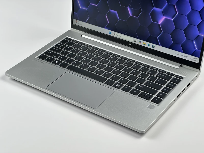 HP Elite mt645 G7 Ryzen 5 5625U, 14" FHD – biznesowy laptop do pracy mobilnej i biurowej z klawiaturą US i wysoką wydajnością.