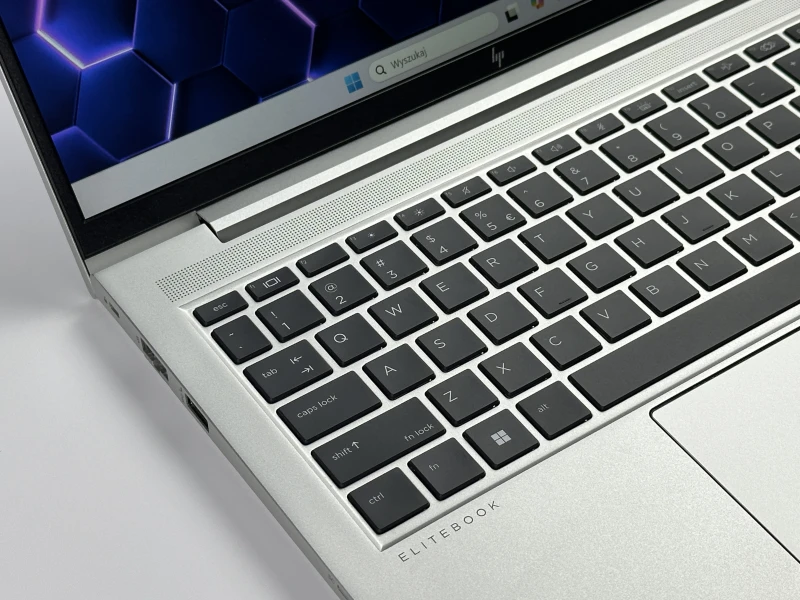 HP Elite mt645 G7 Ryzen 5 5625U, 14" FHD – biznesowy laptop do pracy mobilnej i biurowej z klawiaturą US i wysoką wydajnością.