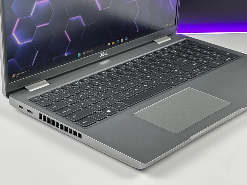 Dell Latitude 5531 i5-12500H, 15,6" FHD – wydajny laptop biznesowy do pracy biurowej i mobilnej z klawiaturą US i polskimi znakami.