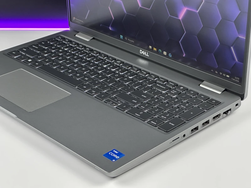 Dell Latitude 5531 i5-12500H, 15,6" FHD – wydajny laptop biznesowy do pracy biurowej i mobilnej z klawiaturą US i polskimi znakami.