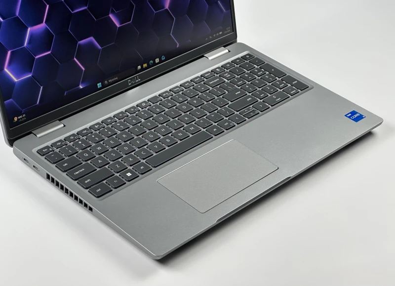Dell Latitude 5531 i5-12500H, 15,6" FHD – wydajny laptop biznesowy do pracy biurowej i mobilnej z klawiaturą US i polskimi znakami.