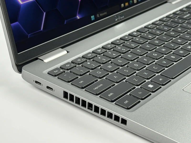 Dell Latitude 5531 i5-12500H, 15,6" FHD – wydajny laptop biznesowy do pracy biurowej i mobilnej z klawiaturą US i polskimi znakami.