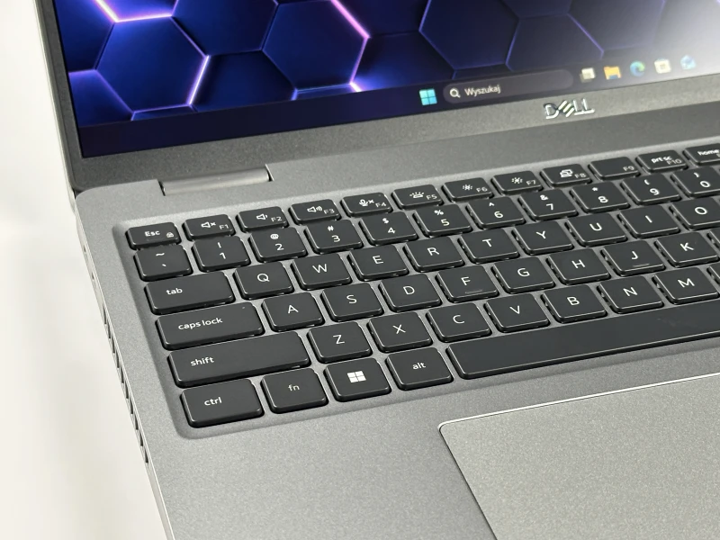 Dell Latitude 5531 i5-12500H, 15,6" FHD – wydajny laptop biznesowy do pracy biurowej i mobilnej z klawiaturą US i polskimi znakami.