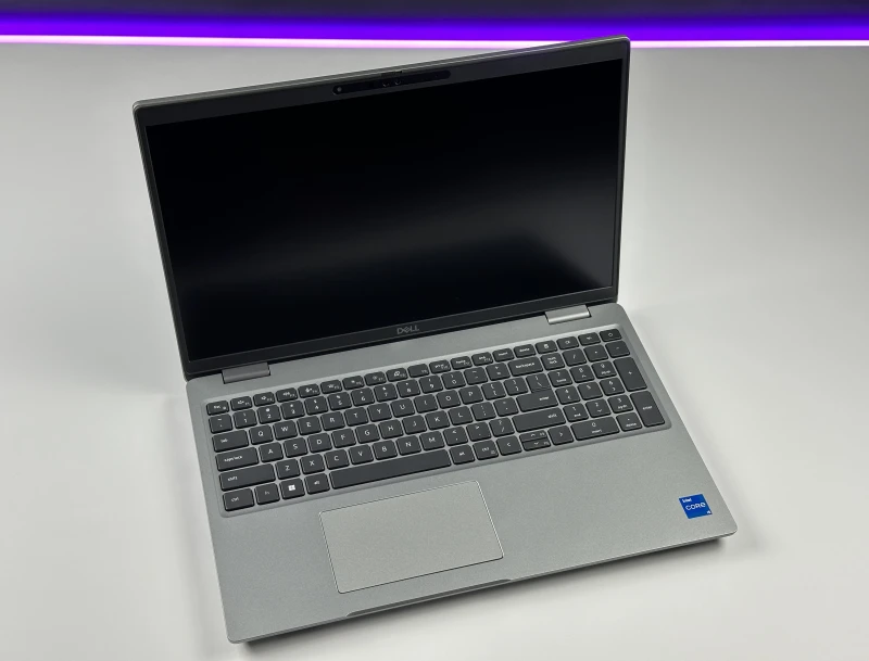 Dell Latitude 5531 i5-12500H, 15,6" FHD – wydajny laptop biznesowy do pracy biurowej i mobilnej z klawiaturą US i polskimi znakami.