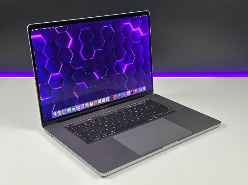 Apple MacBook Pro 16 A2141 i9-9980HK, 16GB/1TB, Radeon 5300M 4GB, 16" Retina – wydajny laptop do grafiki, montażu i pracy kreatywnej.