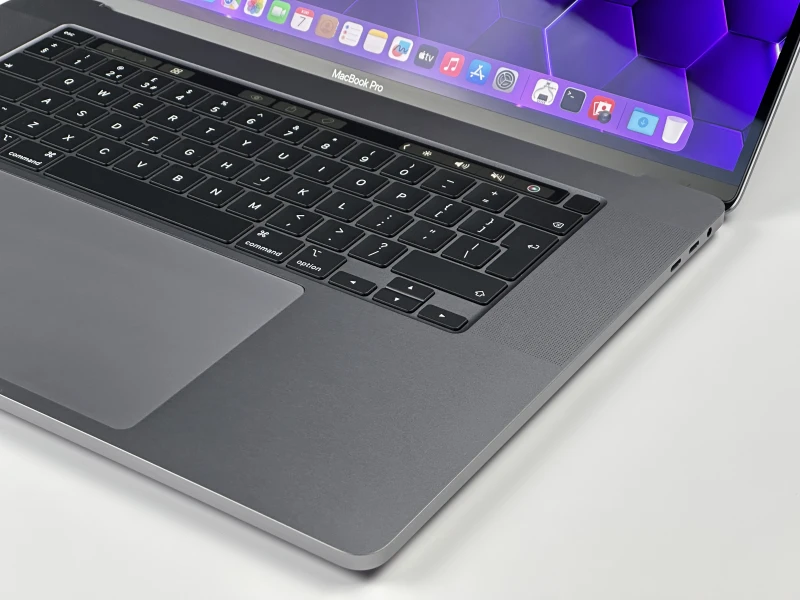 Apple MacBook Pro 16 A2141 i9-9980HK, 16GB/1TB, Radeon 5300M 4GB, 16" Retina – wydajny laptop do grafiki, montażu i pracy kreatywnej.